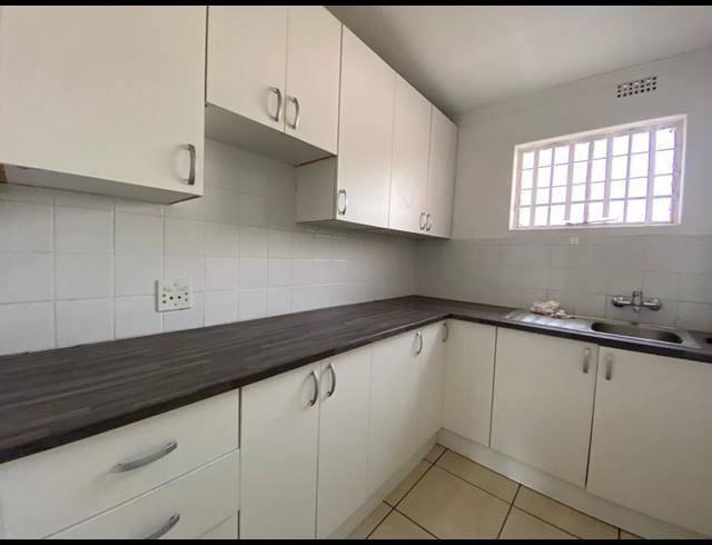 1,100M² WAREHOUSE FOR SALE IN NEWLANDS